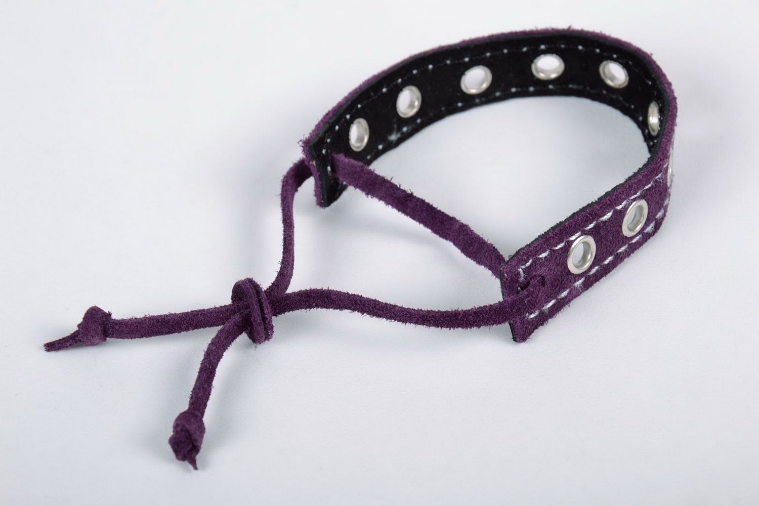 Bracelet en cuir violet fait main photo 2