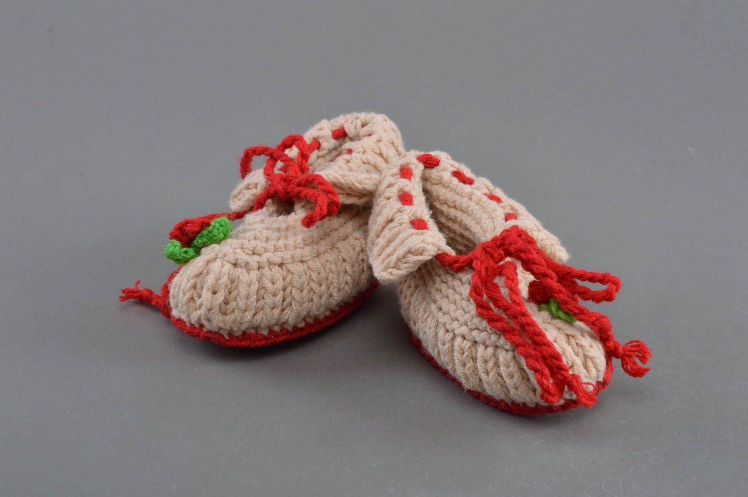 Chaussons de bébé tricotés beiges en demi-laine faits main avec attaches   photo 1