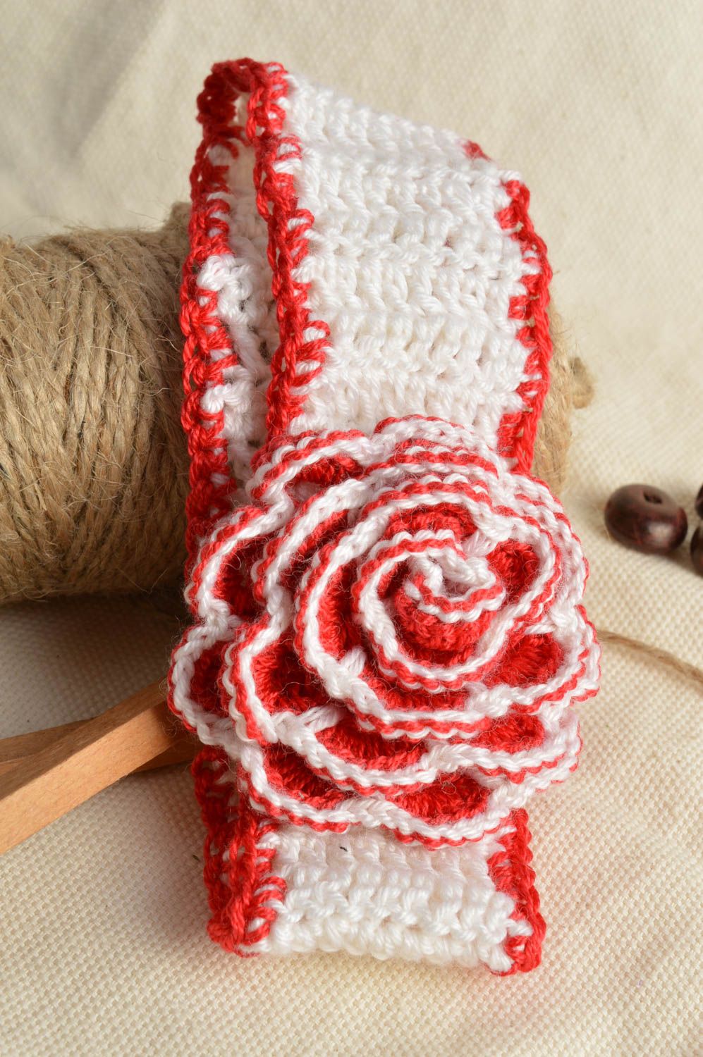 Banda de pelo infantil tejida a crochet artesanal con flor de color blanquirojo foto 1