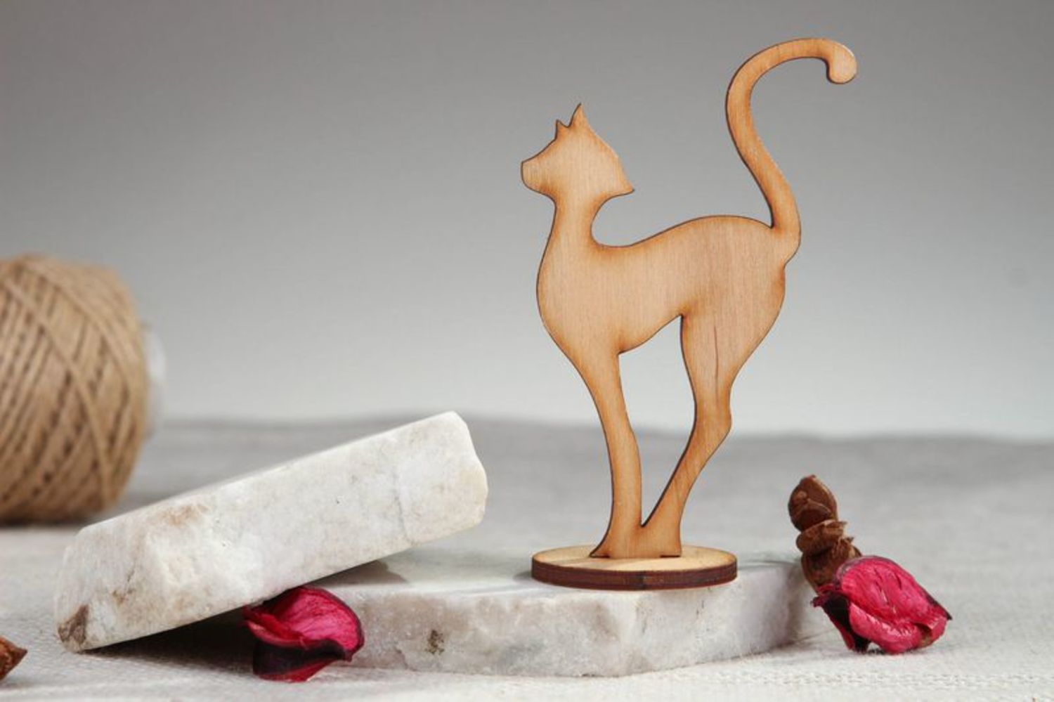 Statuette chat en bois sur support faite main photo 4