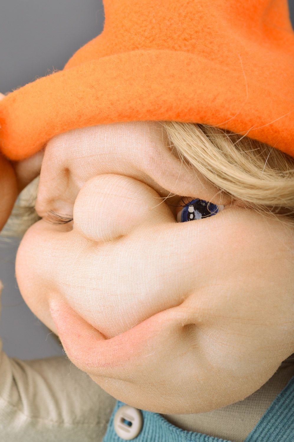 Кукла ручной работы в технике скульптурного текстиля Гном в оранжевом колпаке фото 2