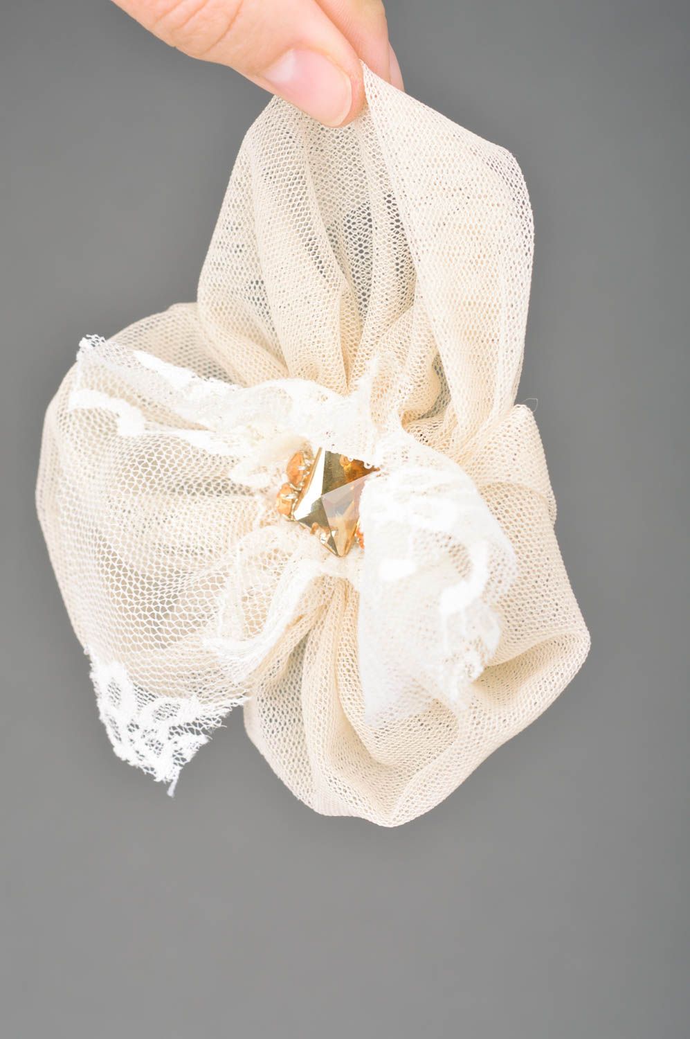 Broche-barrette faite main en tissu et paillettes dentelle accessoire pour femme photo 3
