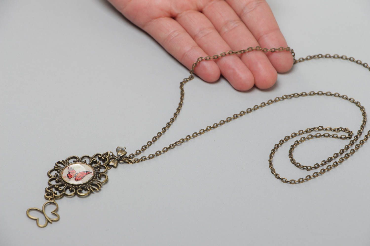 Pendentif en résine pour bijoux avec chaîne métallique fait main design original photo 5