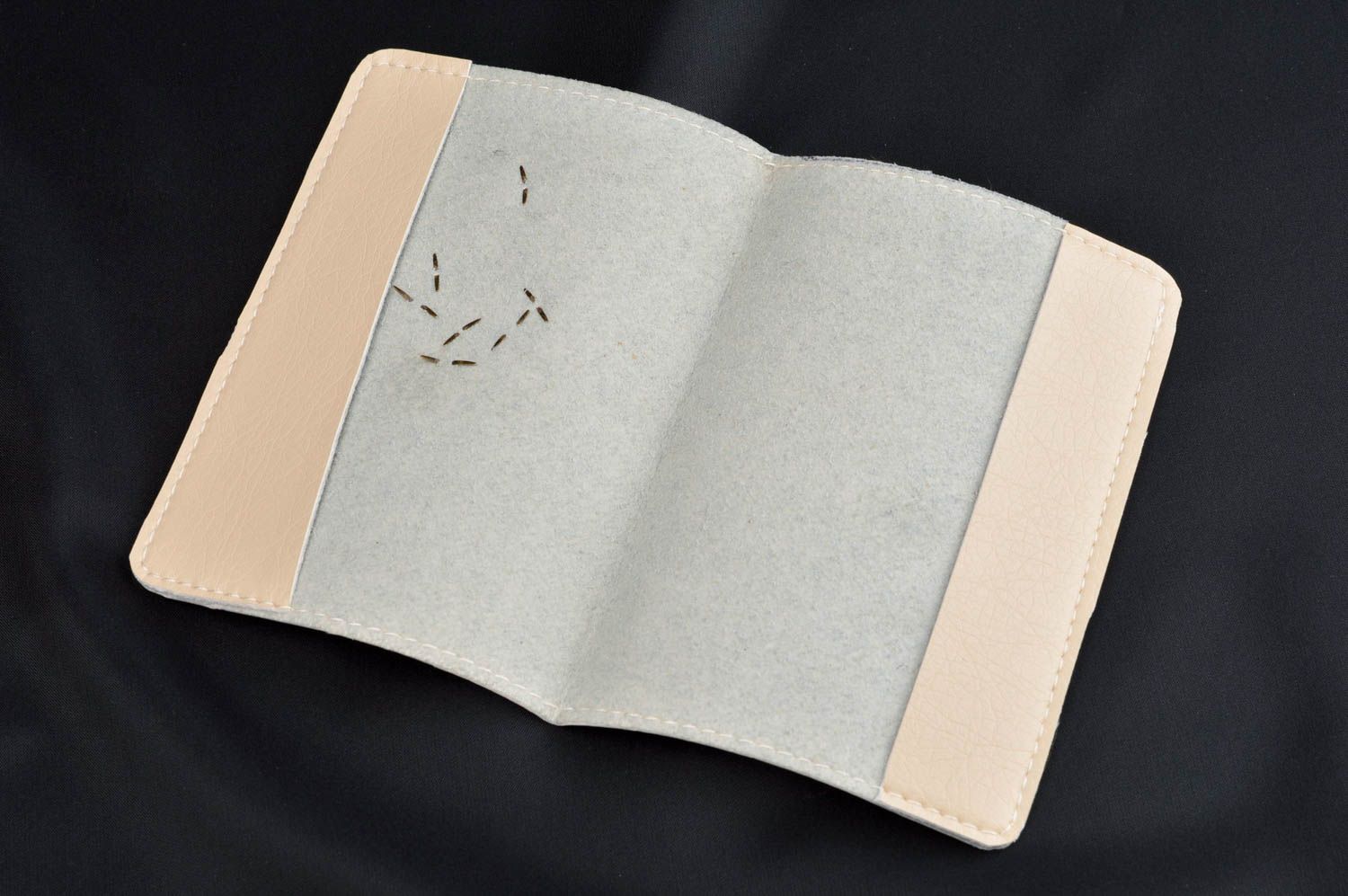 Porte passeport cuir fait main couleur crème avec décoration Cadeau original photo 4