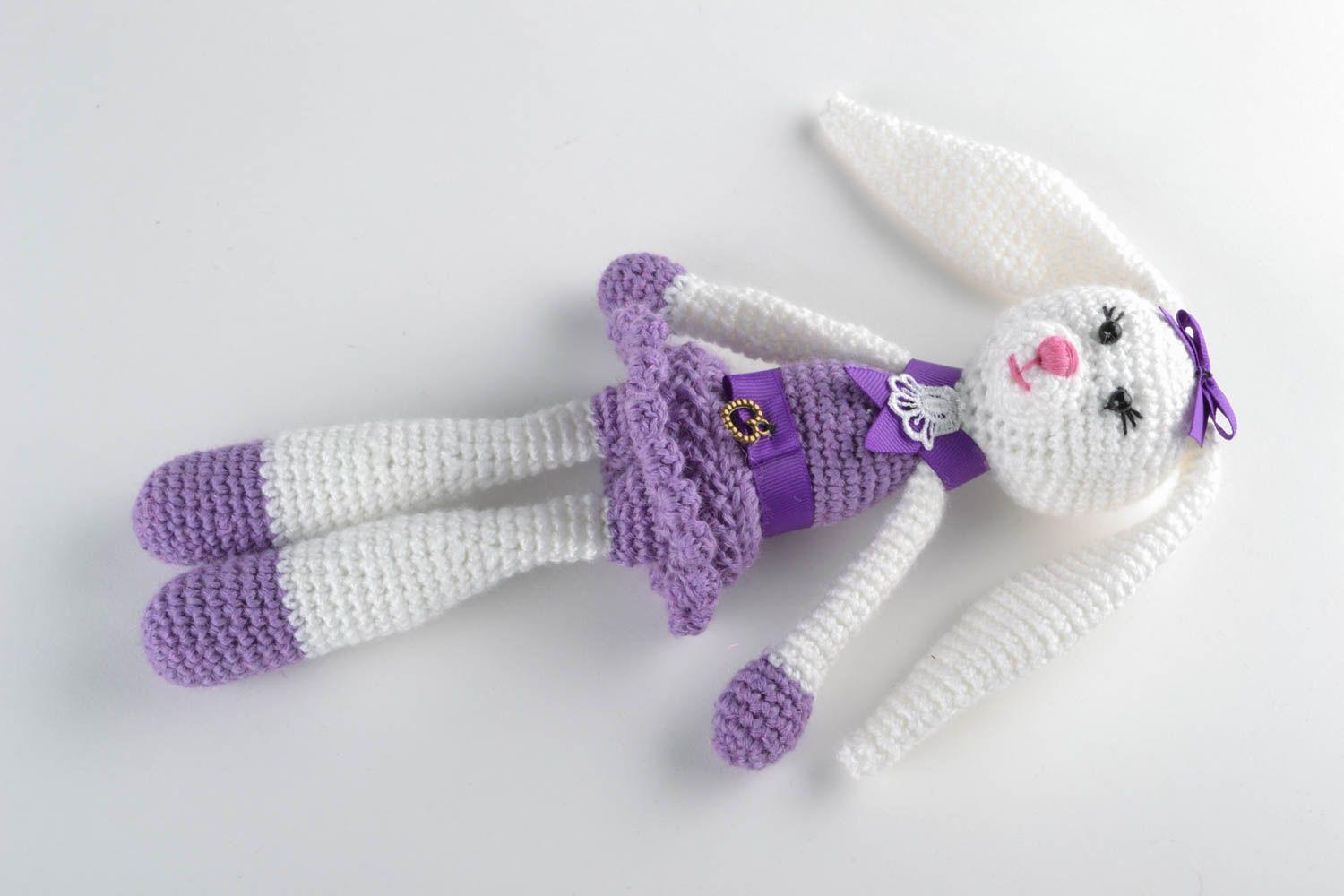 Мягкая вязаная игрушка Зайчиха в фиолетовом сарафане фото 3