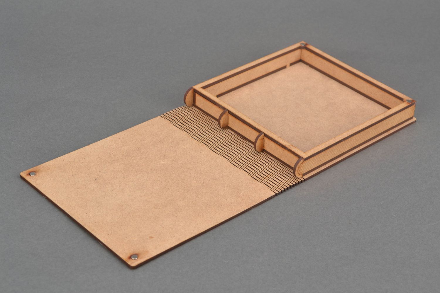 Boîte à bijoux en forme de livre avec dessin faite main photo 3