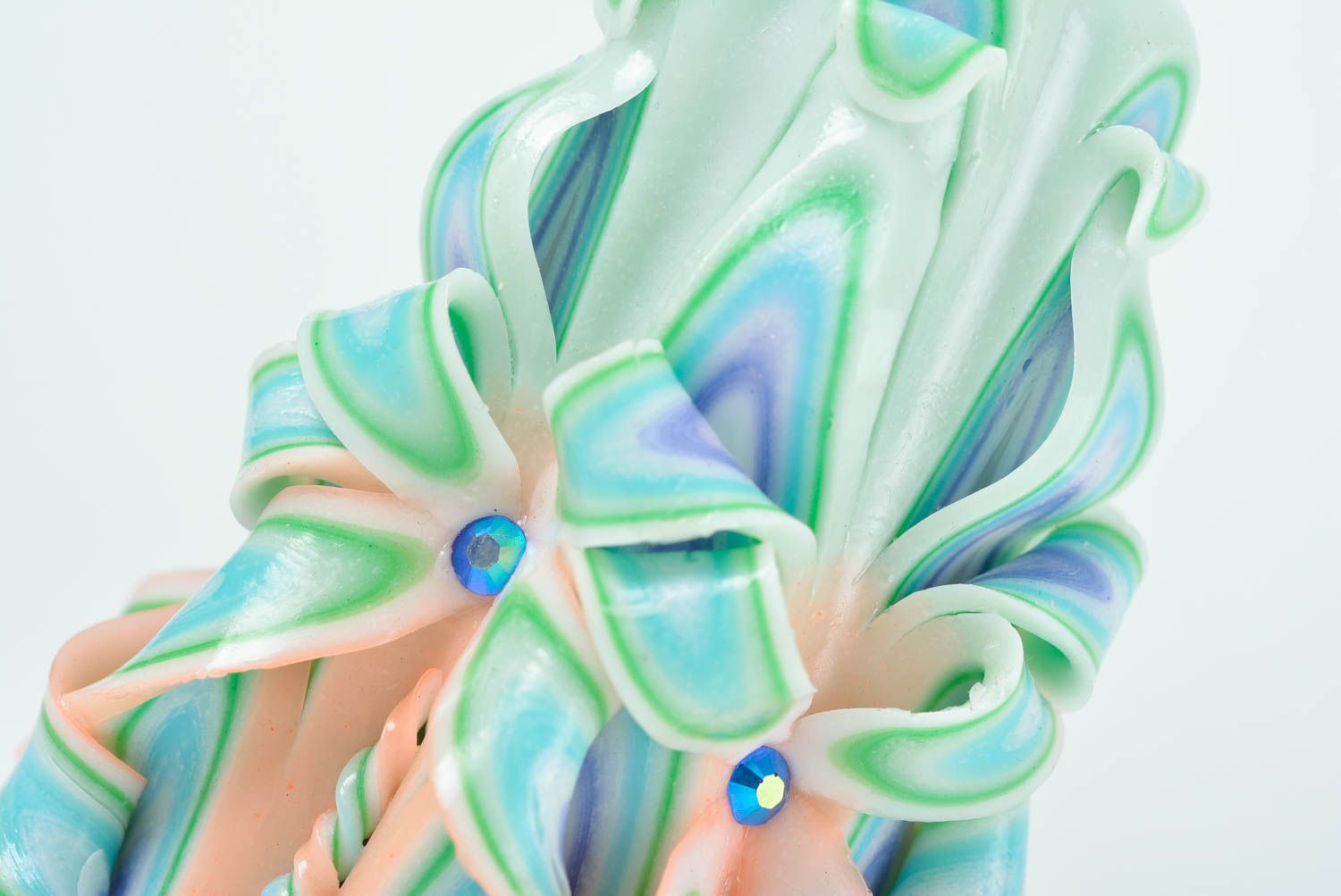 Bougie sculptée décorative faite main en paraffine couleurs pastel de design photo 2
