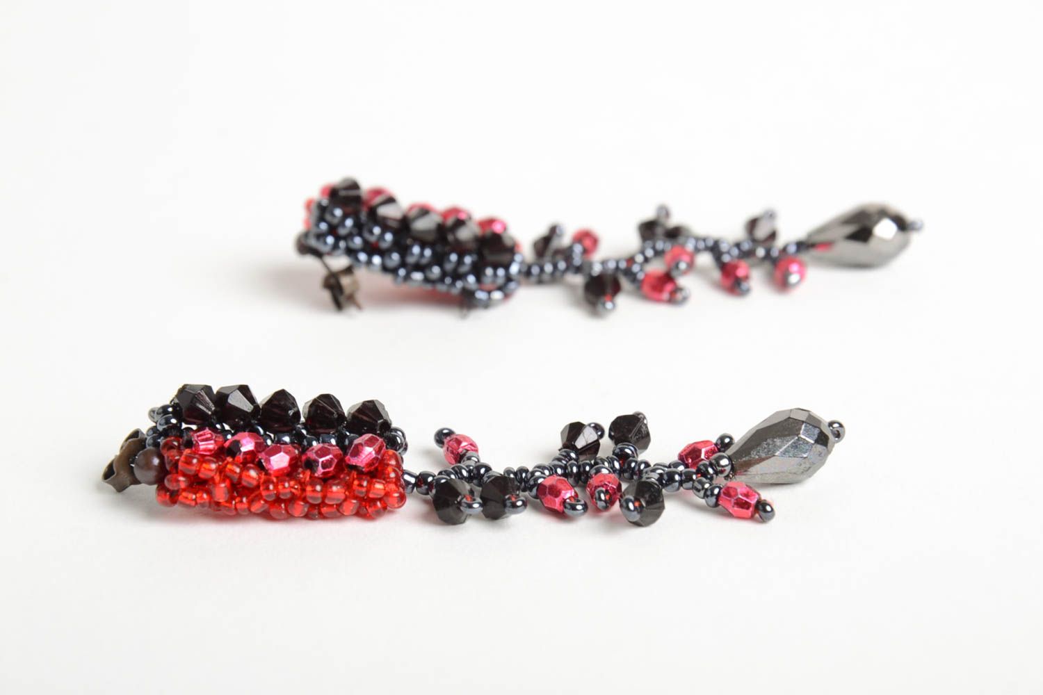 Boucles d'oreilles pendantes Bijou fait main noir rouge originales Cadeau femme photo 5