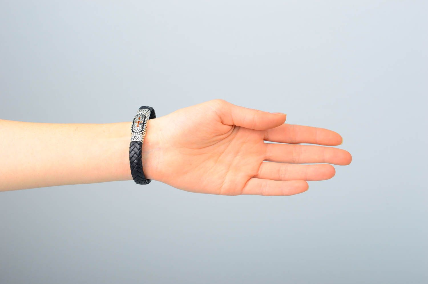 Кожаный браслет ручной работы браслет на руку черный украшение из кожи и металла фото 2