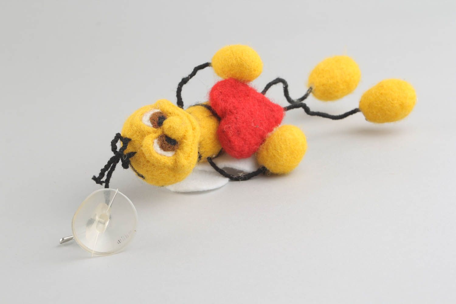 Brinquedo macio feito na técnica de feltragem seca de lã na forma de abelha foto 2