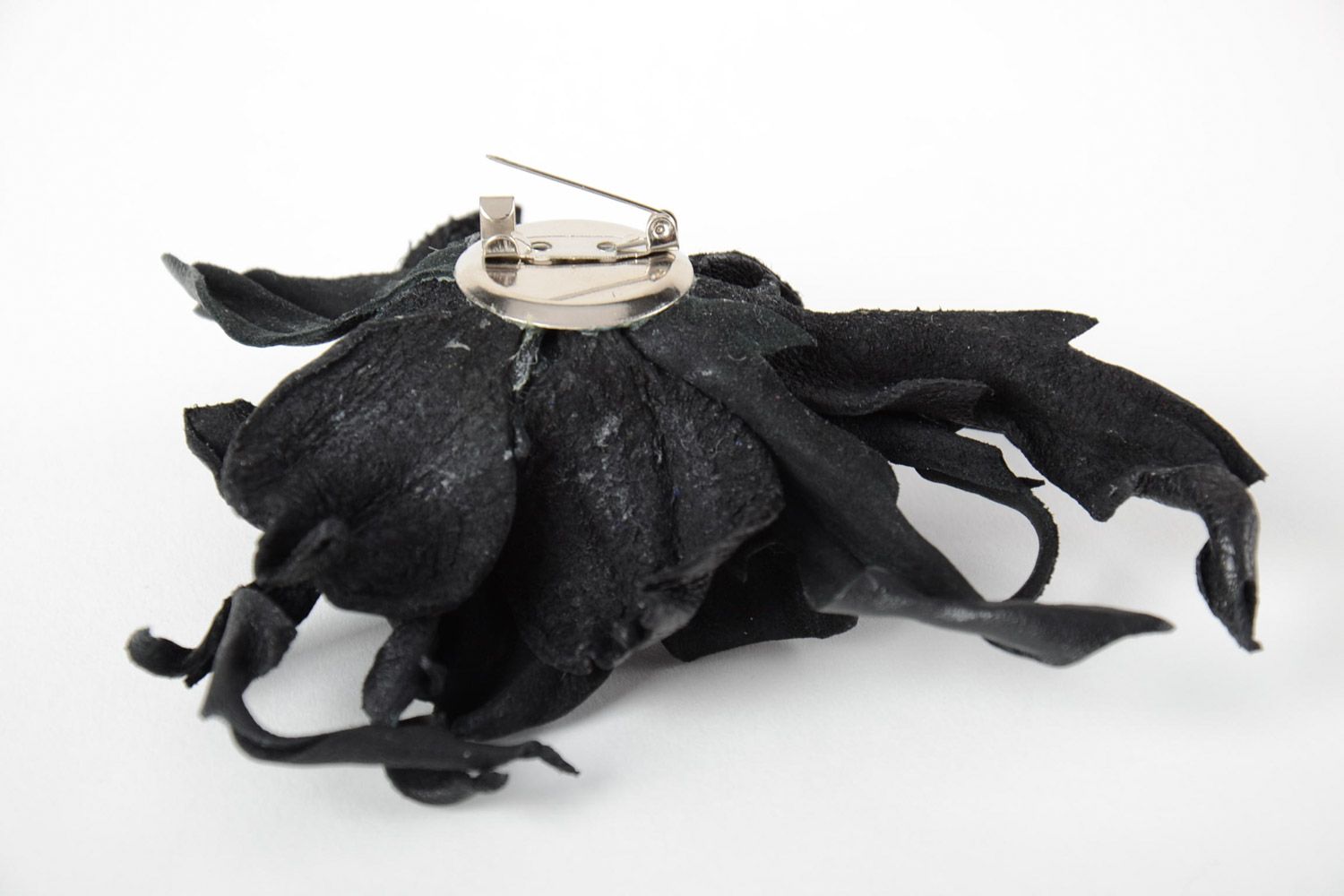 Broche de cuero natural con forma de flor negro con cuentas y abalorios de mujer hecho a mano foto 5