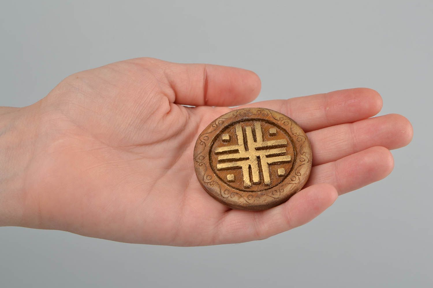 Slawisches rundes künstlerisches Amulett aus Holz Wanderer originelles Geschenk foto 2