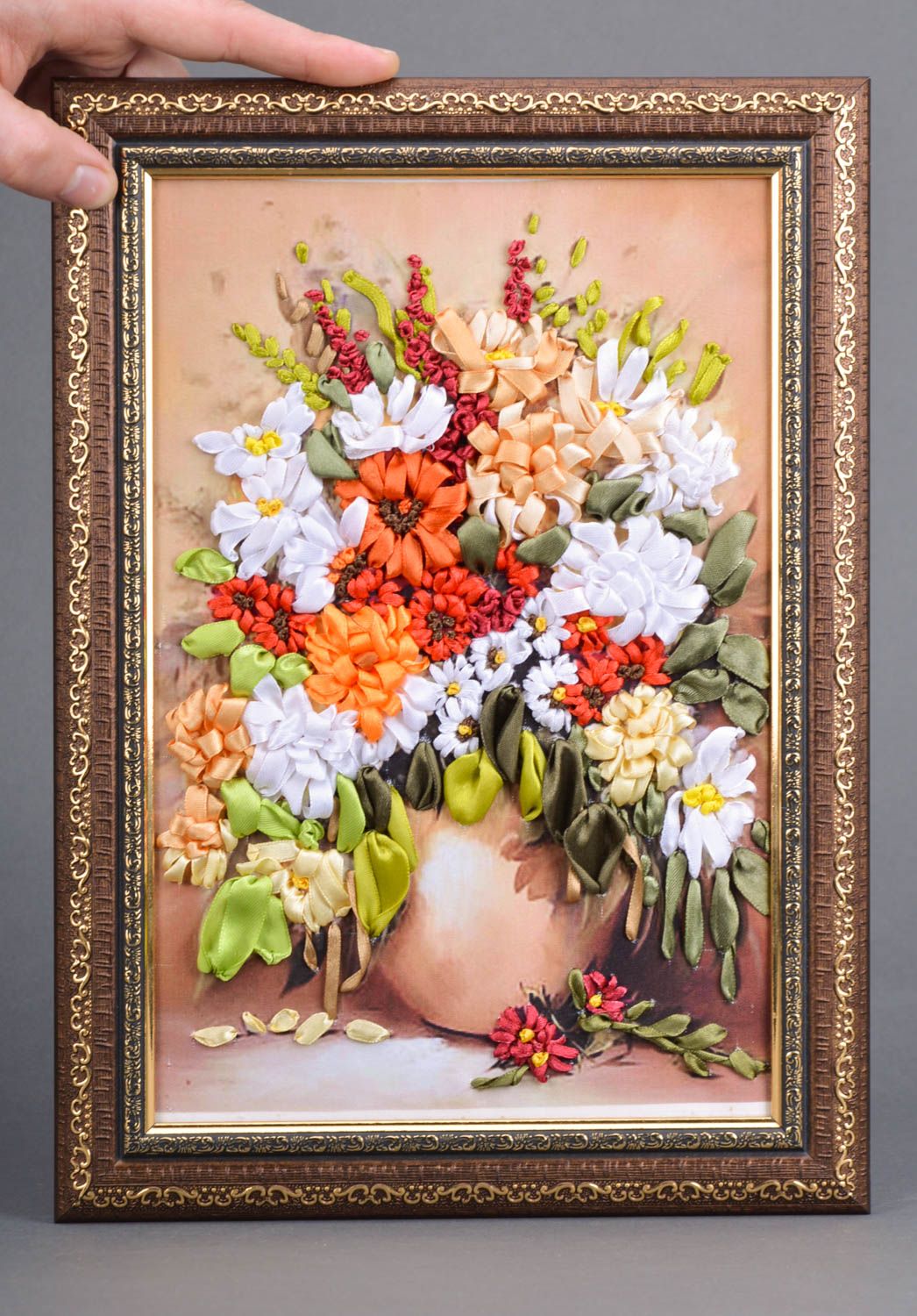 Gesticktes Wandbild Stillleben mit Blumen aus Atlasbändern handmade für Interieur Dekor foto 3