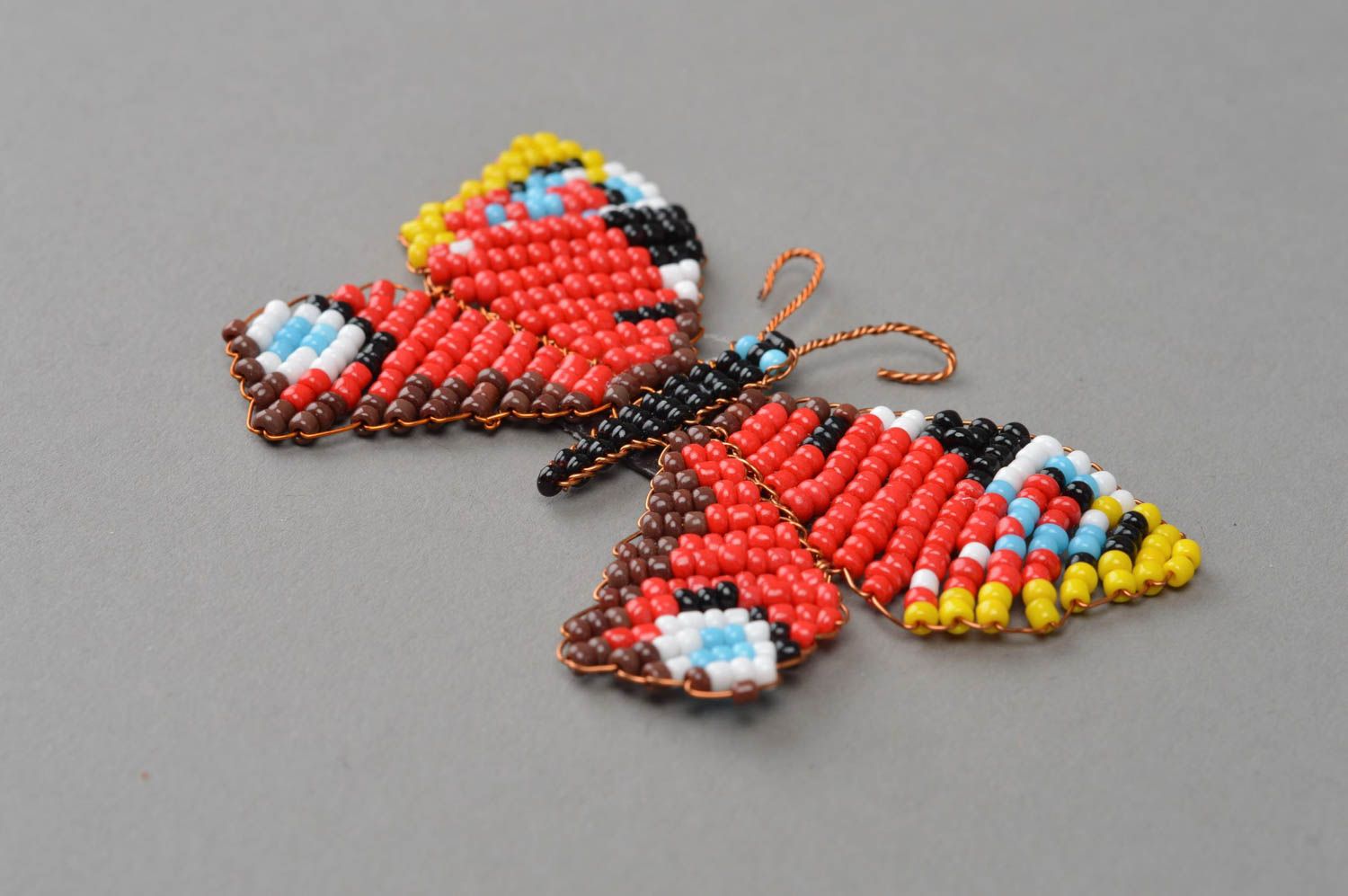 Petit magnet fait main en perles de rocaille en forme de papillon rouge photo 3