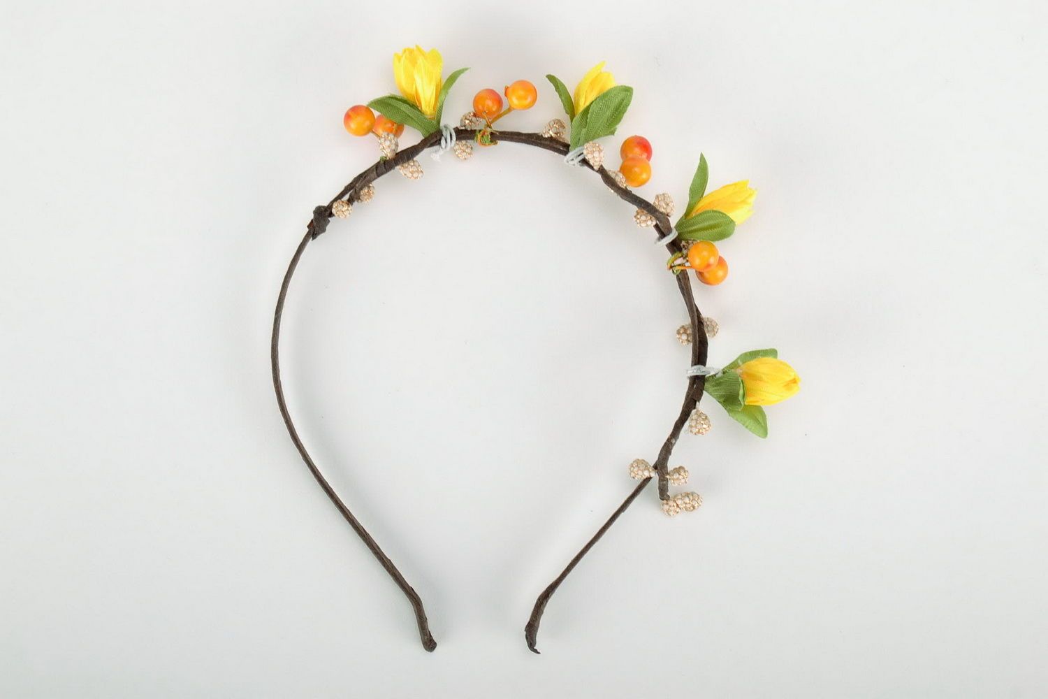 Headband made from flowers and berries photo 3