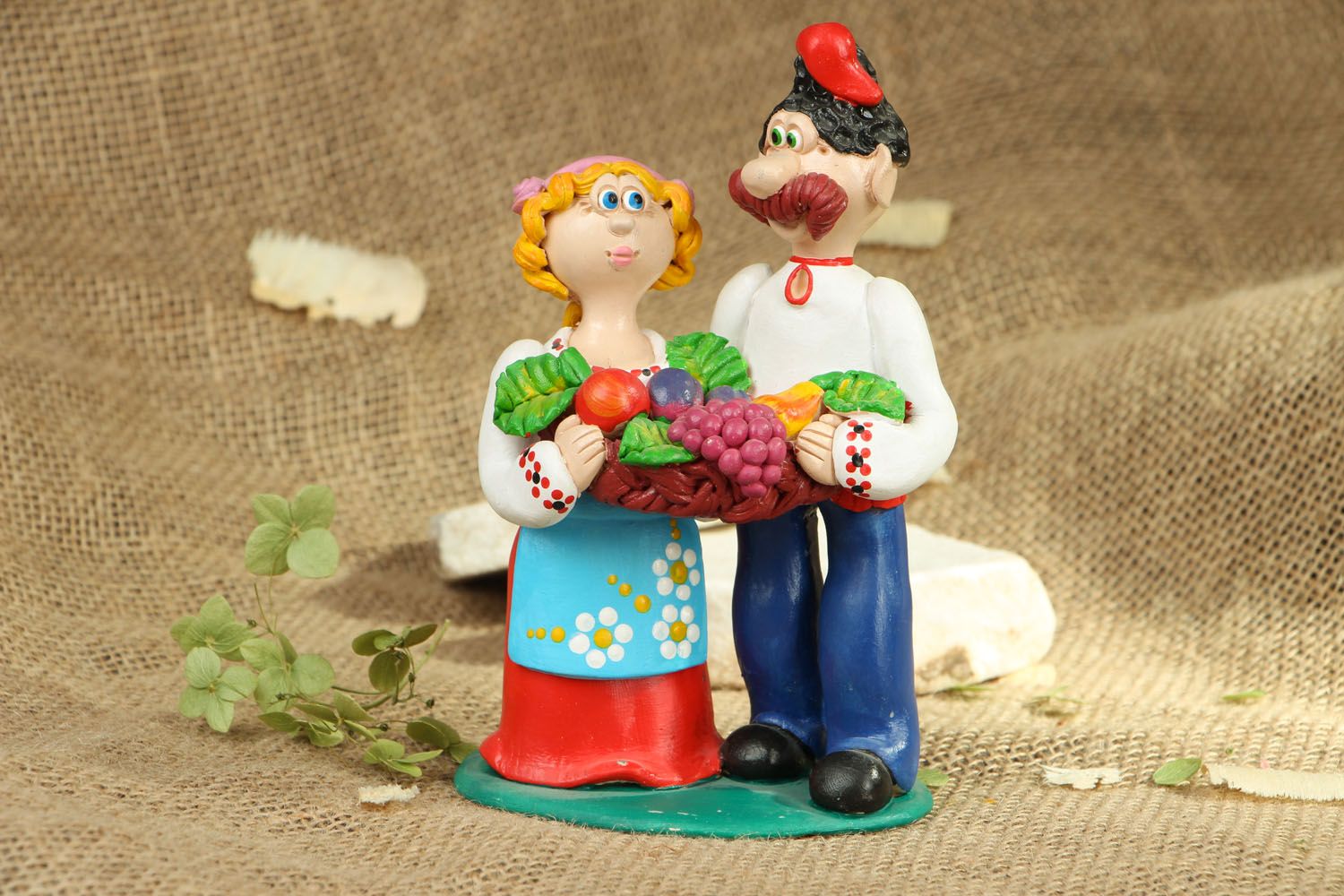 Statuette en céramique faite main originale souvenir Couple avec fruits photo 5