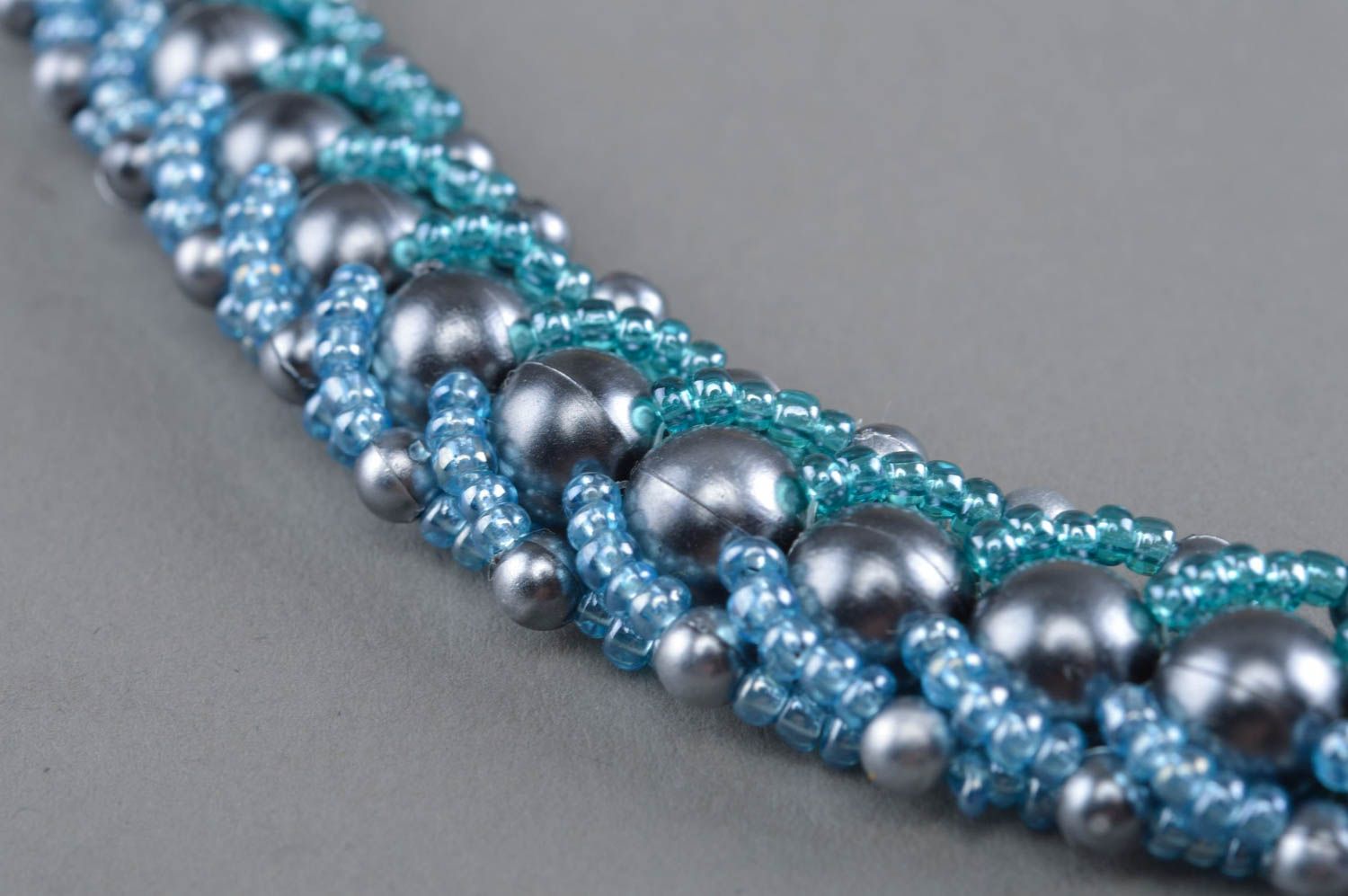 Long collier en perles de fantaisie et de rocaille gris-bleu fait main photo 2