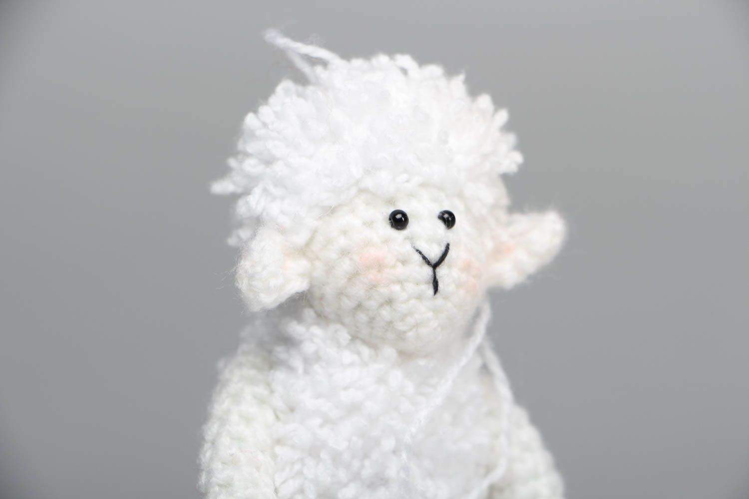 Мягкая вязаная игрушка Белая овечка фото 2