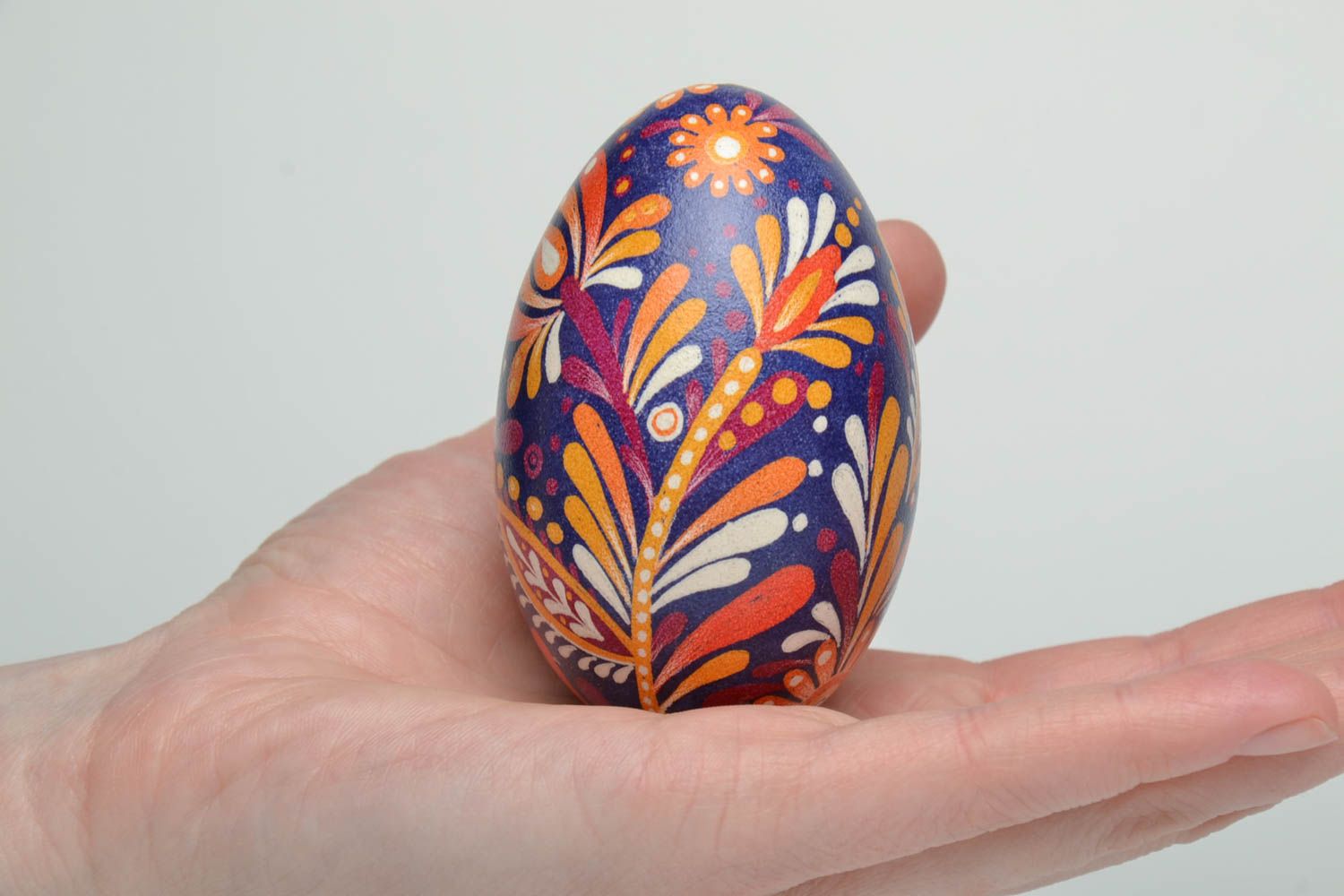 Bel œuf de Pâques peint d'oie motif floral fait main décoratif bleu ethnique photo 5