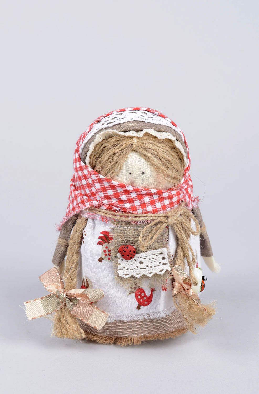 Muñeca de tela hecha a mano juguete tradicional con granos objeto de decoración  foto 2