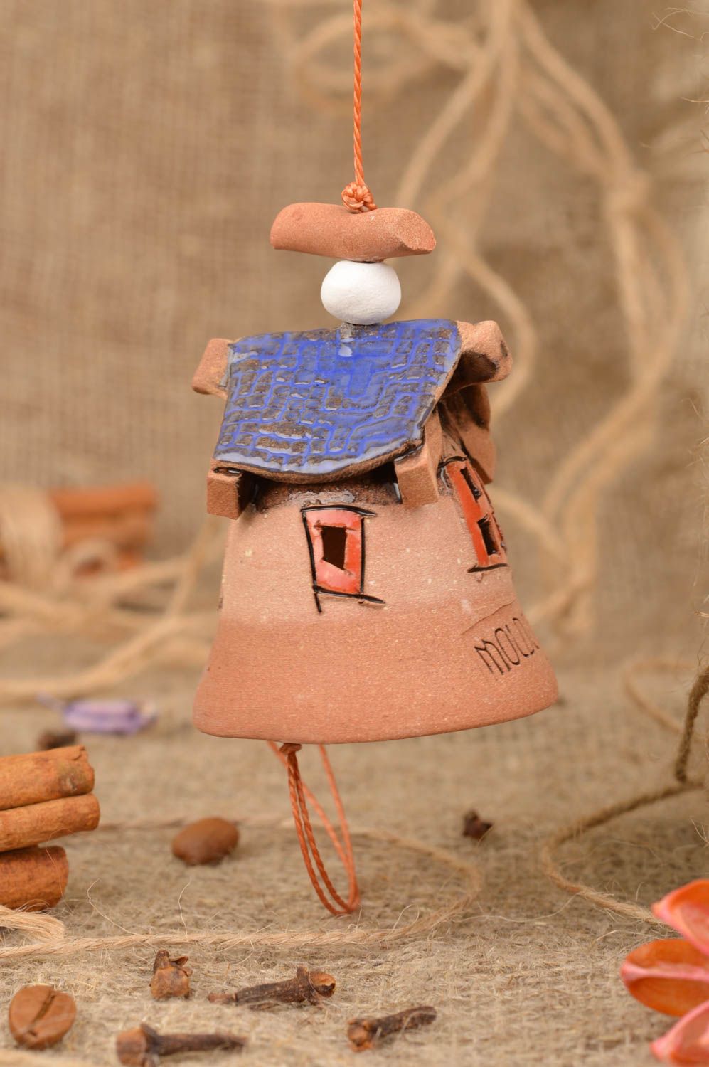 Dekoratives Glöckchen aus Ton mit Glasur bemalt Haus mit blauem Dach handmade foto 1