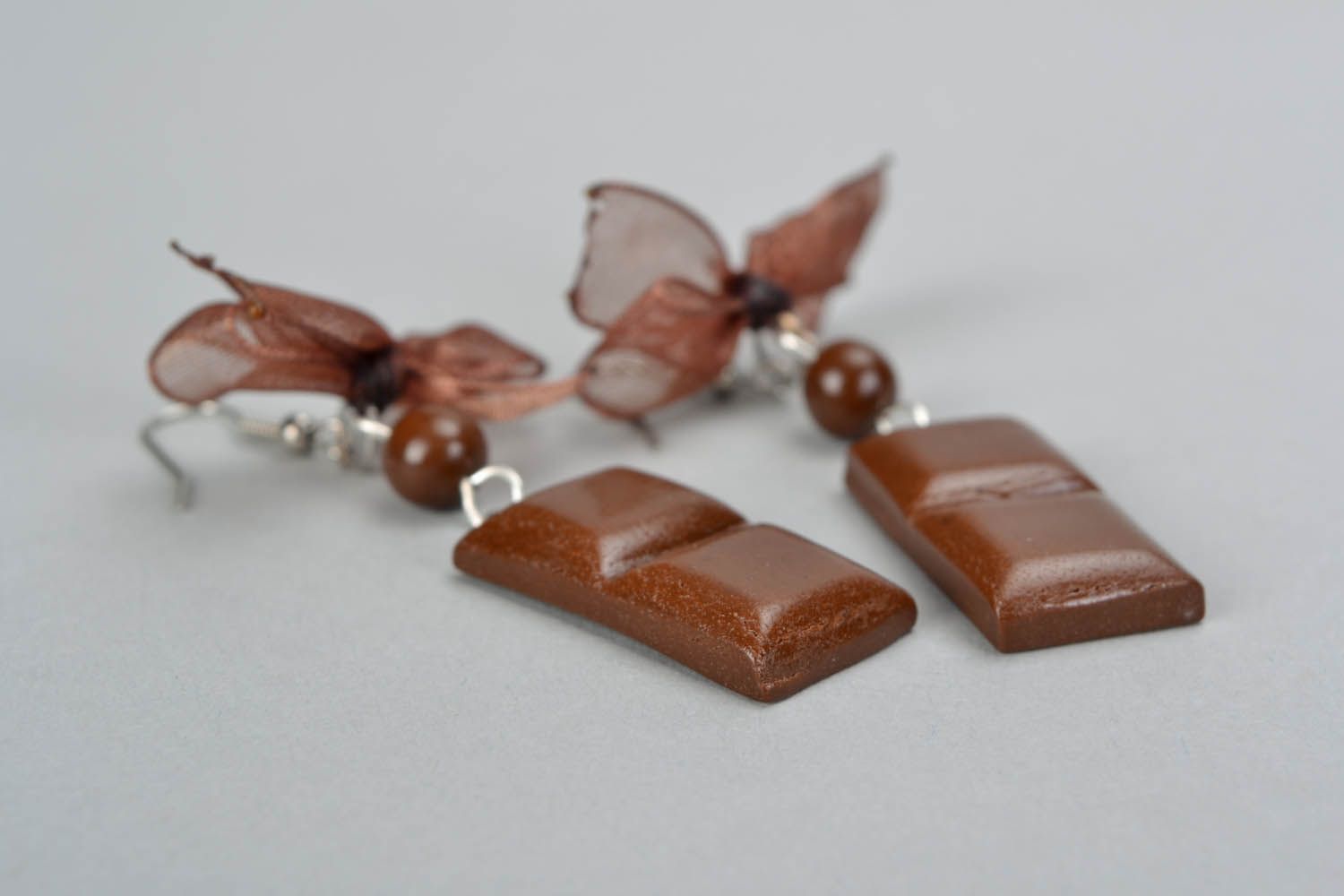 Brincos artesanais feitos de cerâmica plástica na forma de barras de chocolate foto 4