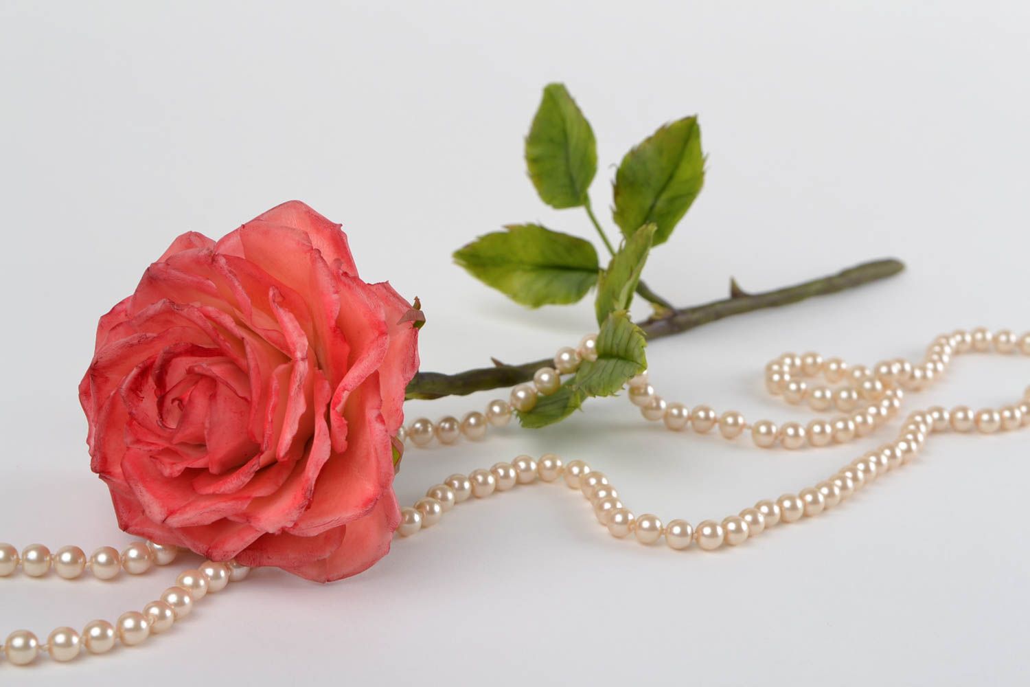 Декоративный цветок из холодного фарфора роза алая на ножке ручная работа фото 1
