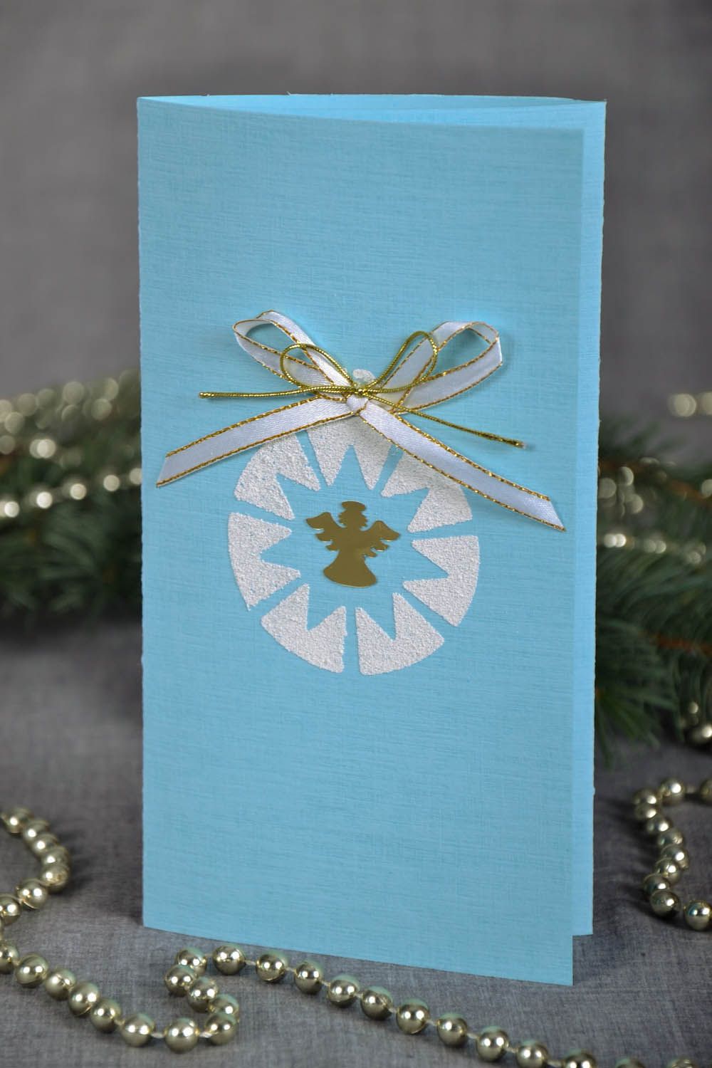 Cartão de Natal artesanal feito à mão de papelão de desenho na técnica de feltragem de lã foto 1