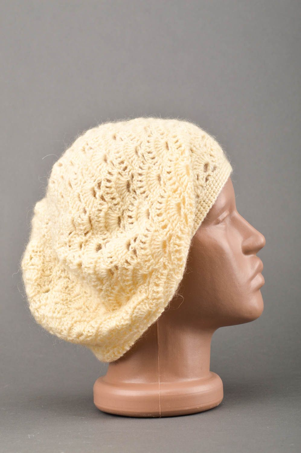 Bonnet tricot fait main Béret au crochet clair chaud design Vêtement femme photo 3