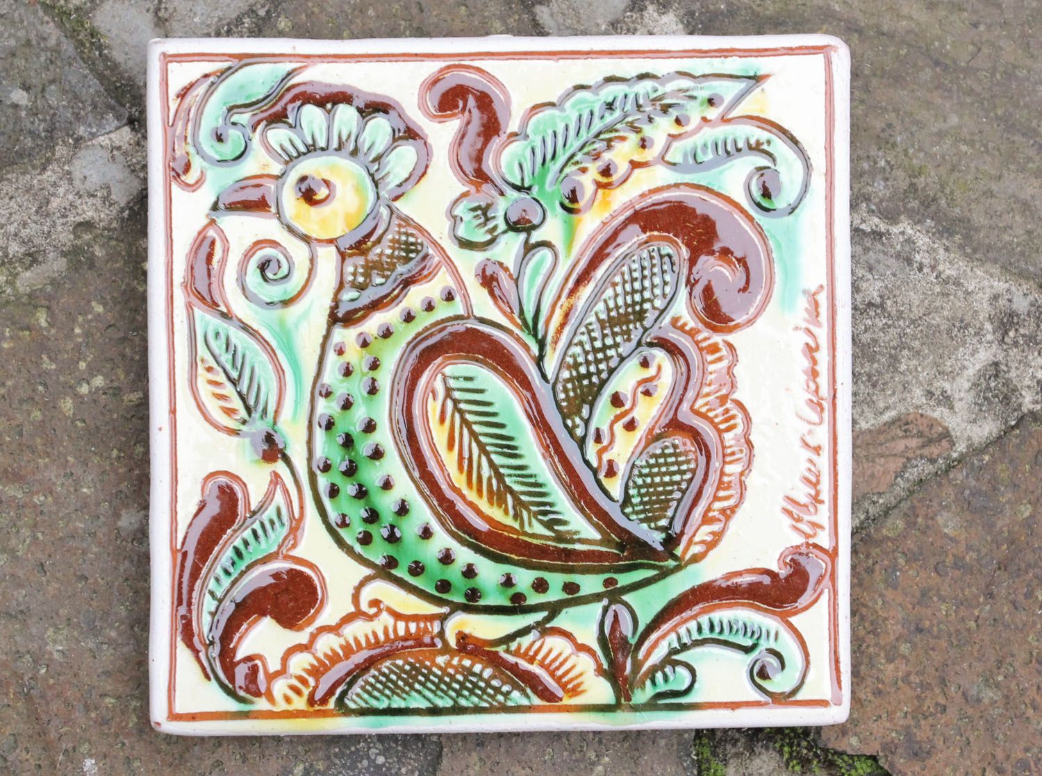 Azulejo de cerâmica artesanal pintado com tintas naturais em estilo étnico foto 1