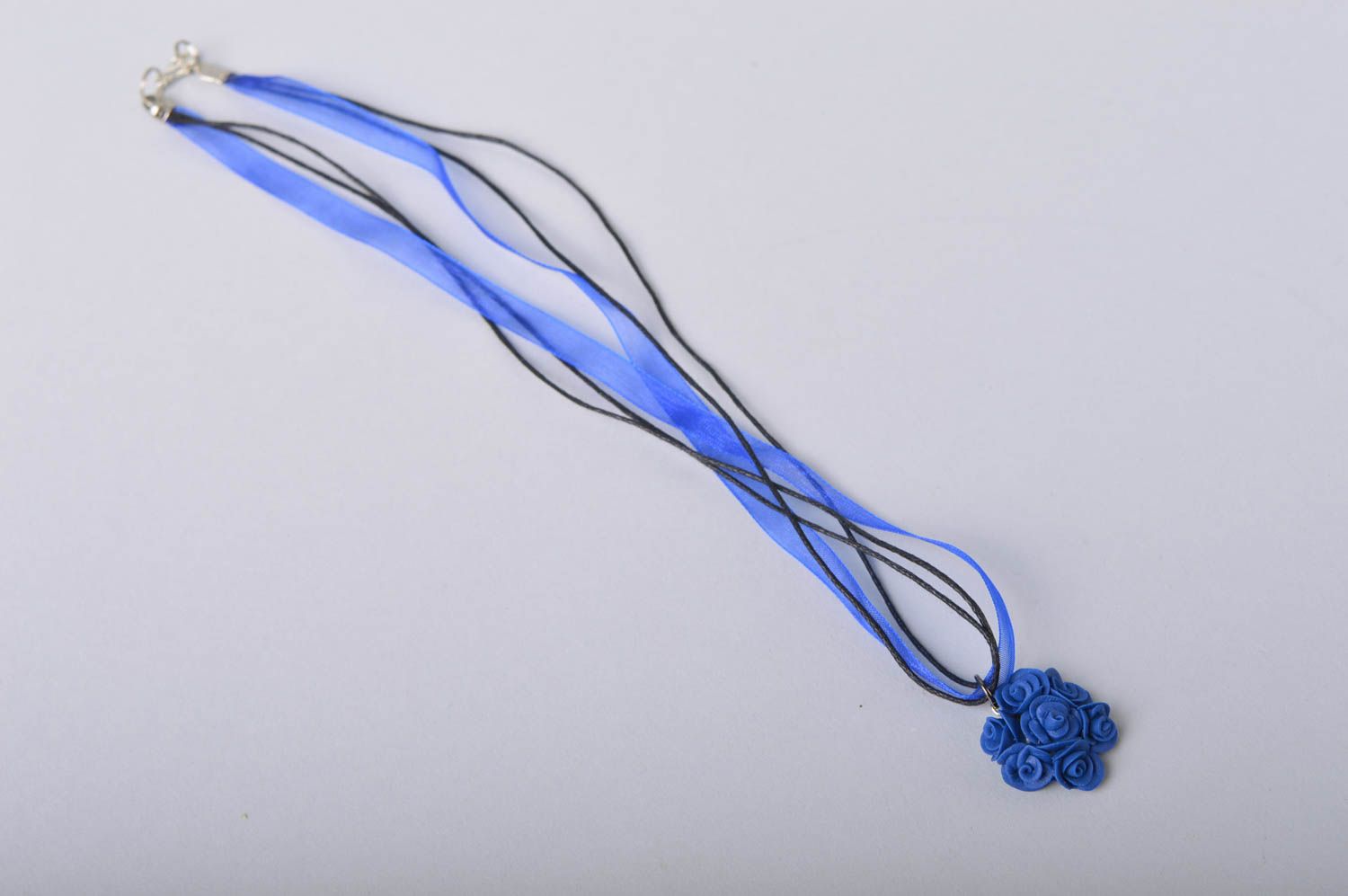 Подвеска из холодного фарфора ручной работы на ленте и шнурке синяя цветочная фото 5