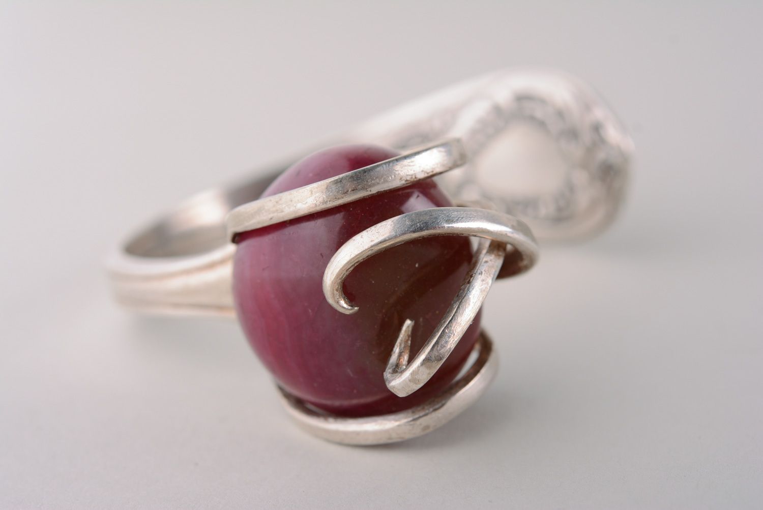Bracelet en métal fait main design original avec pierre naturelle violette photo 2