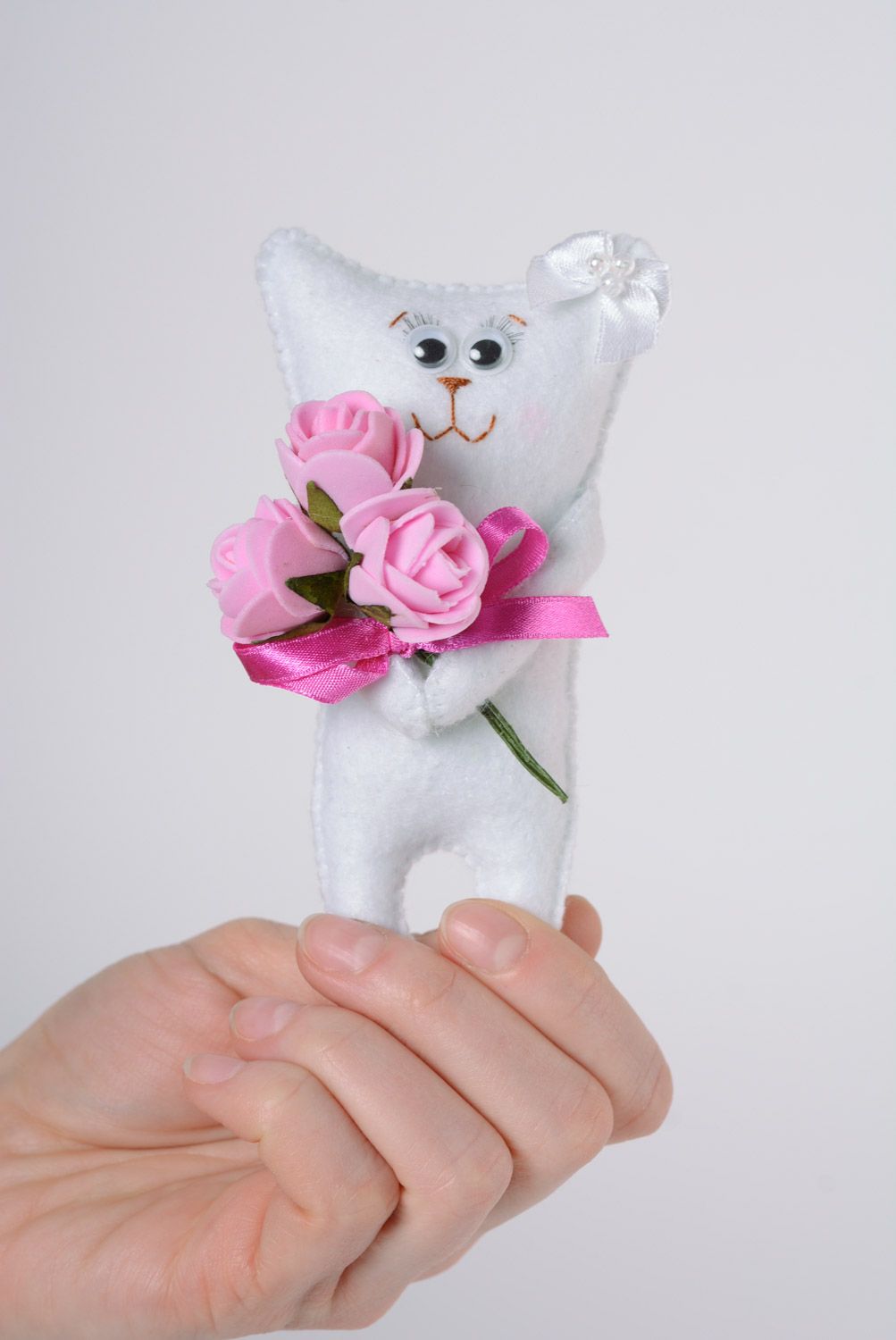Мягкая игрушка белая кошечка с букетом цветов ручной работы красивая интерьерная фото 4