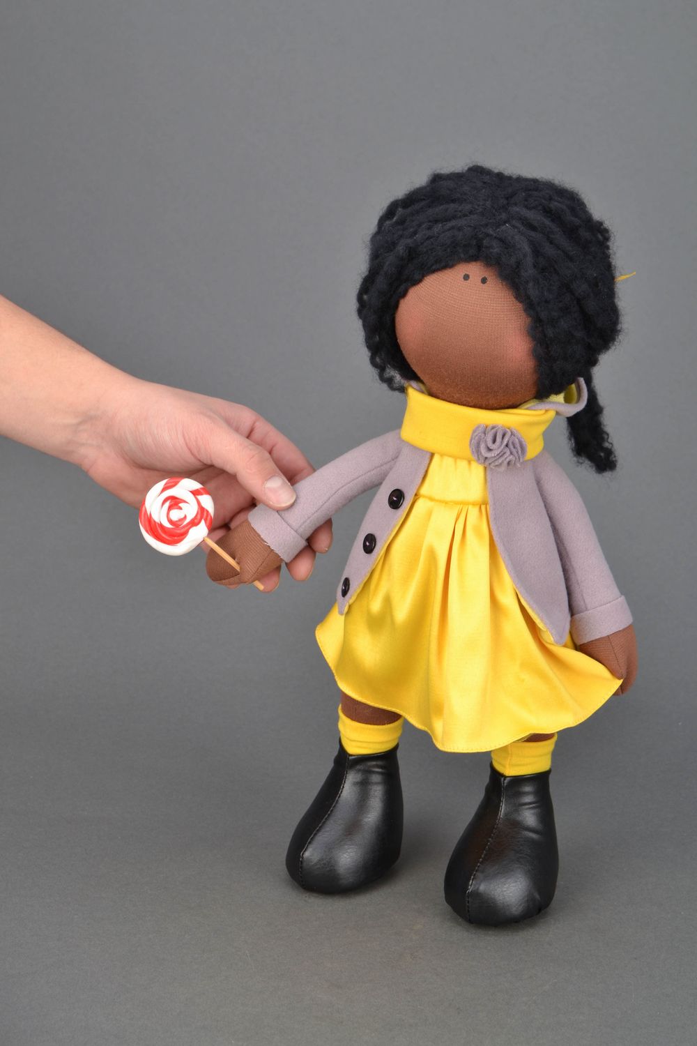Мягкая кукла в желтом наряде  фото 2