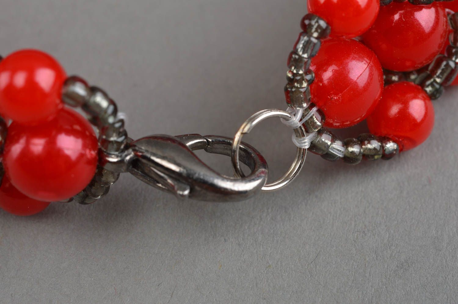 Schönes originelles rotes handgemachtes Armband aus Glasperlen Drosselbeeren foto 4