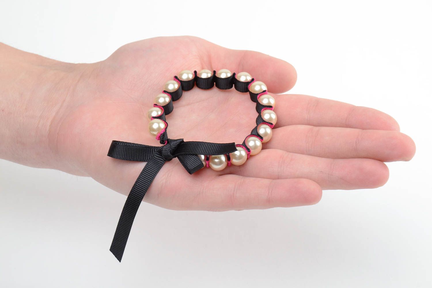 Bracelet de perles en plastique et ruban de reps noir fait main original photo 5