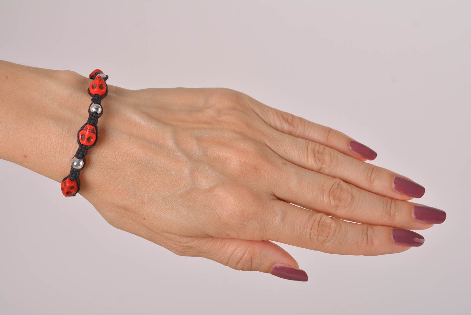 Bracelet original Bijou fait main rouge-noir avec crânes Cadeau pour ado photo 3