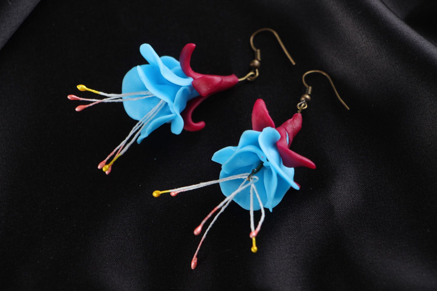 Handgemachte schöne keramische Ohrringe aus Ton in Form der Blumen für Frauen foto 1
