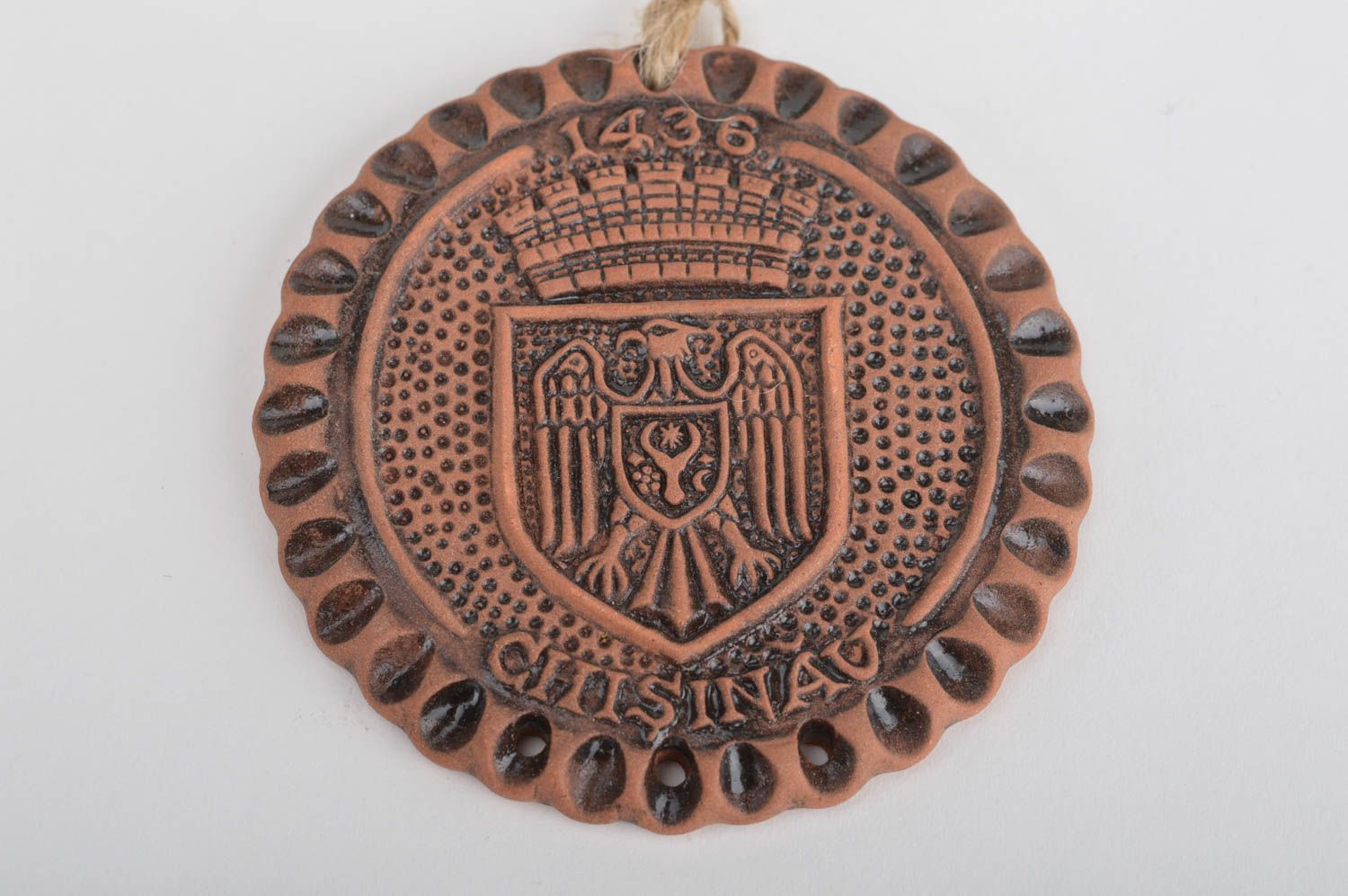 Панно на стену круглой формы коричневое с гербом красивое из глины ручная работа фото 2