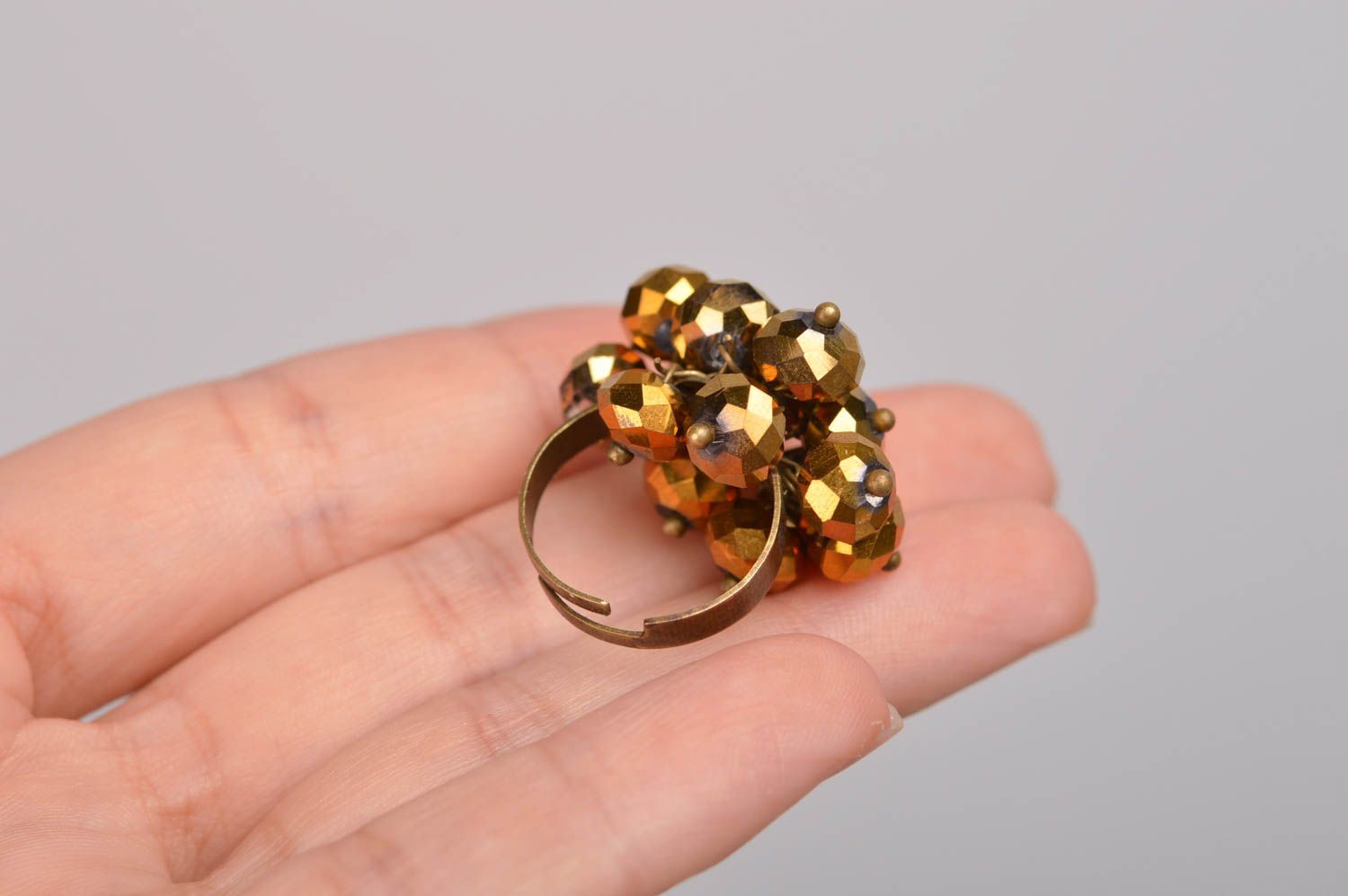 Кольцо из граненных бусин золотистое красивое большое стильное ручной работы фото 2