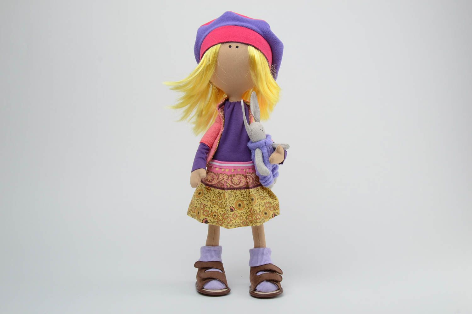 Nette exklusive Interieur Puppe handmade aus Textil Blondine im Hut für kleine Mädchen foto 2