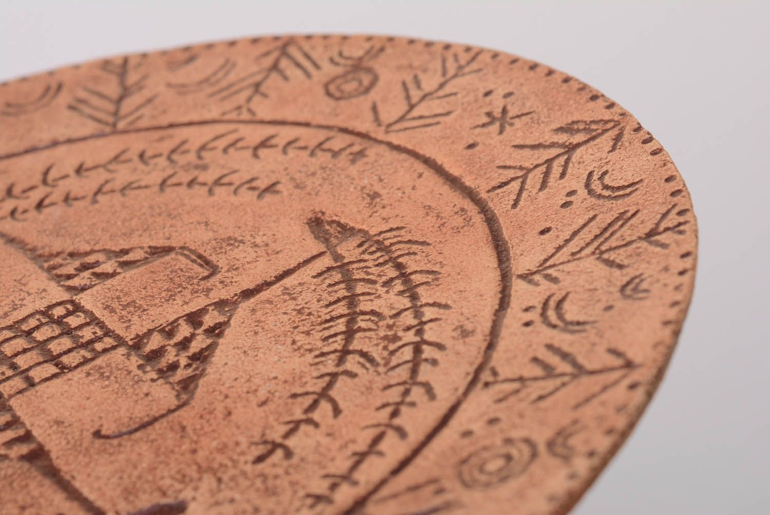 Prato talismã de cerâmica Cervos celestiais feito de argila e pintado com engobes foto 2
