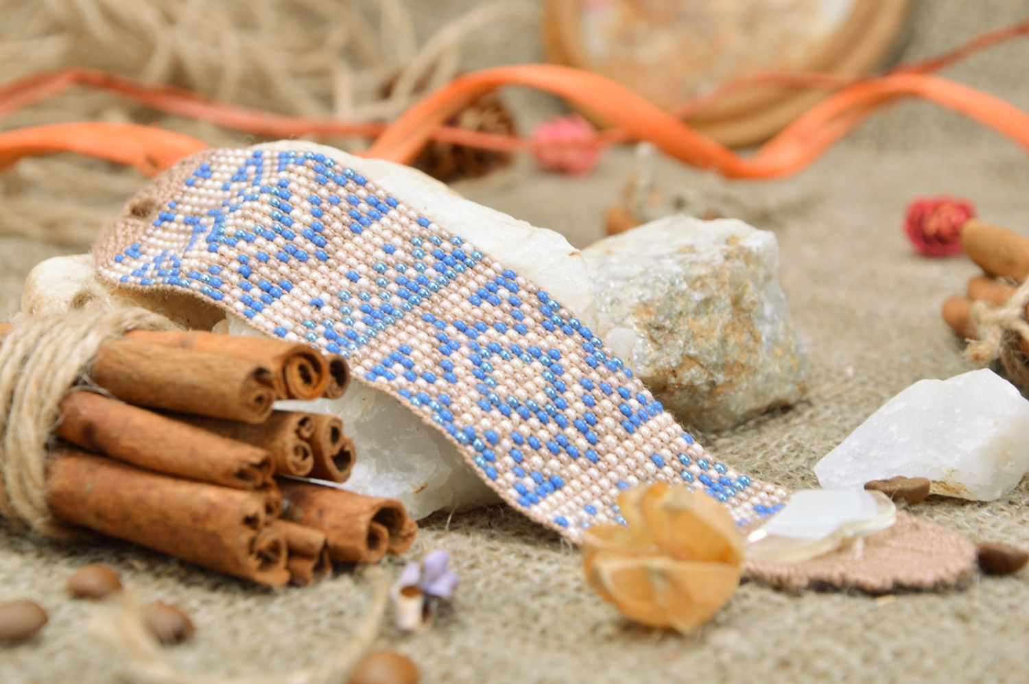 Широкий наручный браслет из бисера в этно стиле ручной работы бежевый с голубым фото 1