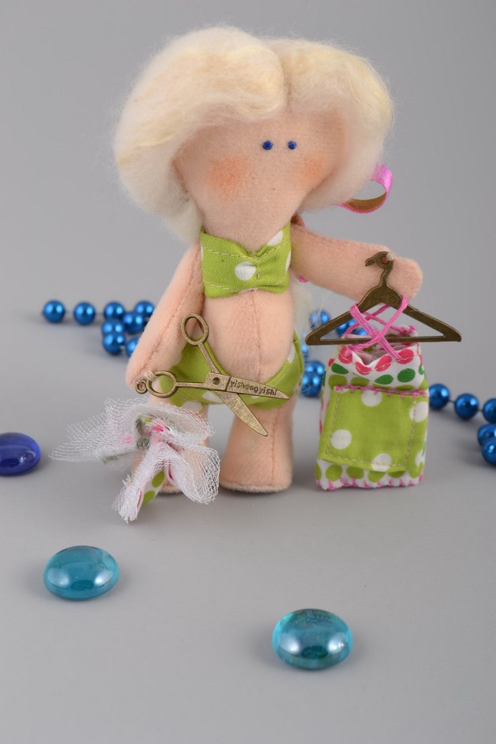 Кукла из фетра мягкая интерьерная игрушка ручной работы Девочка-дизайнер одежды фото 1