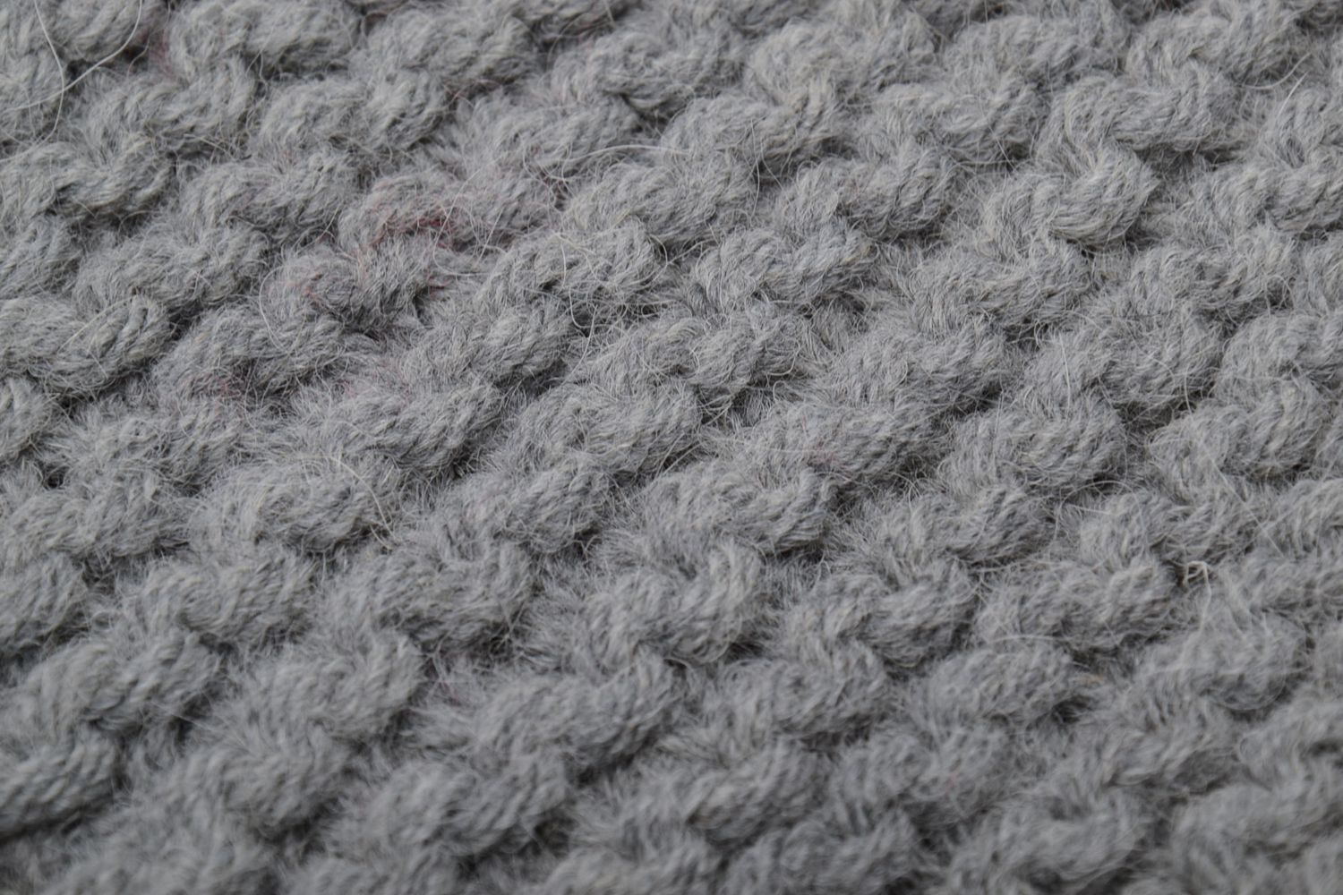 Bonnet tricoté en laine gris fait main photo 4