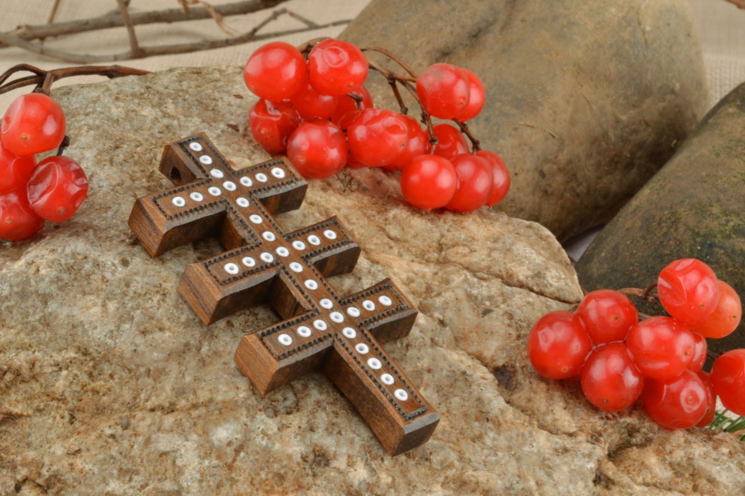 Croce di legno fatta a mano crocetta intagliata originale in legno da collo foto 1