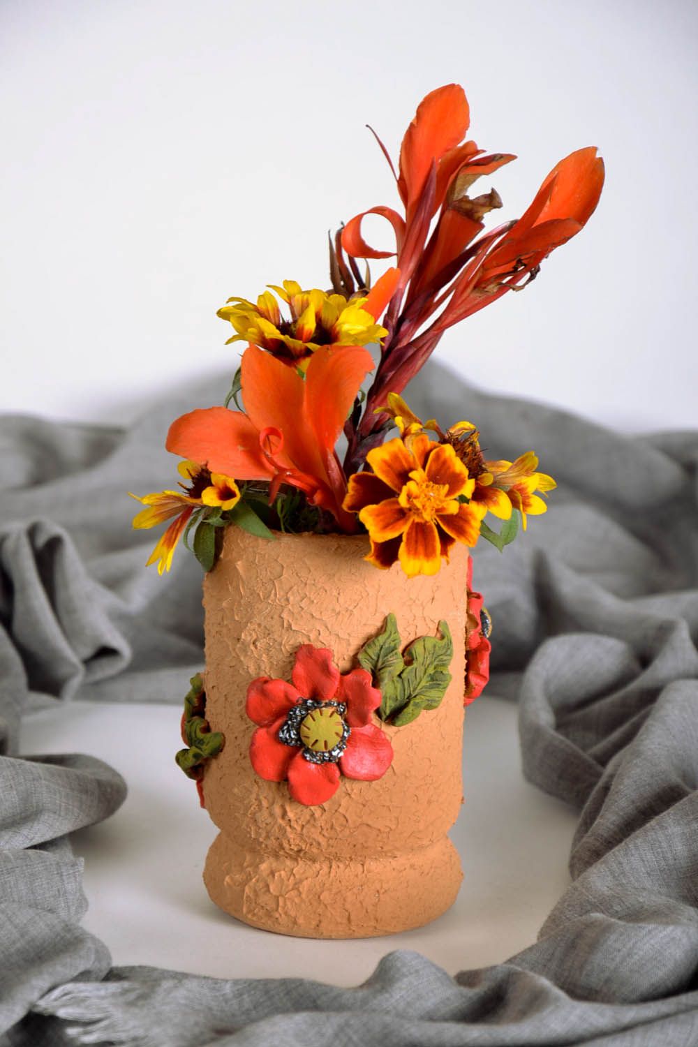 Vaso decorativo de argila para flores secas feito a mão coberto com esmalte e tintas acrílicas foto 1