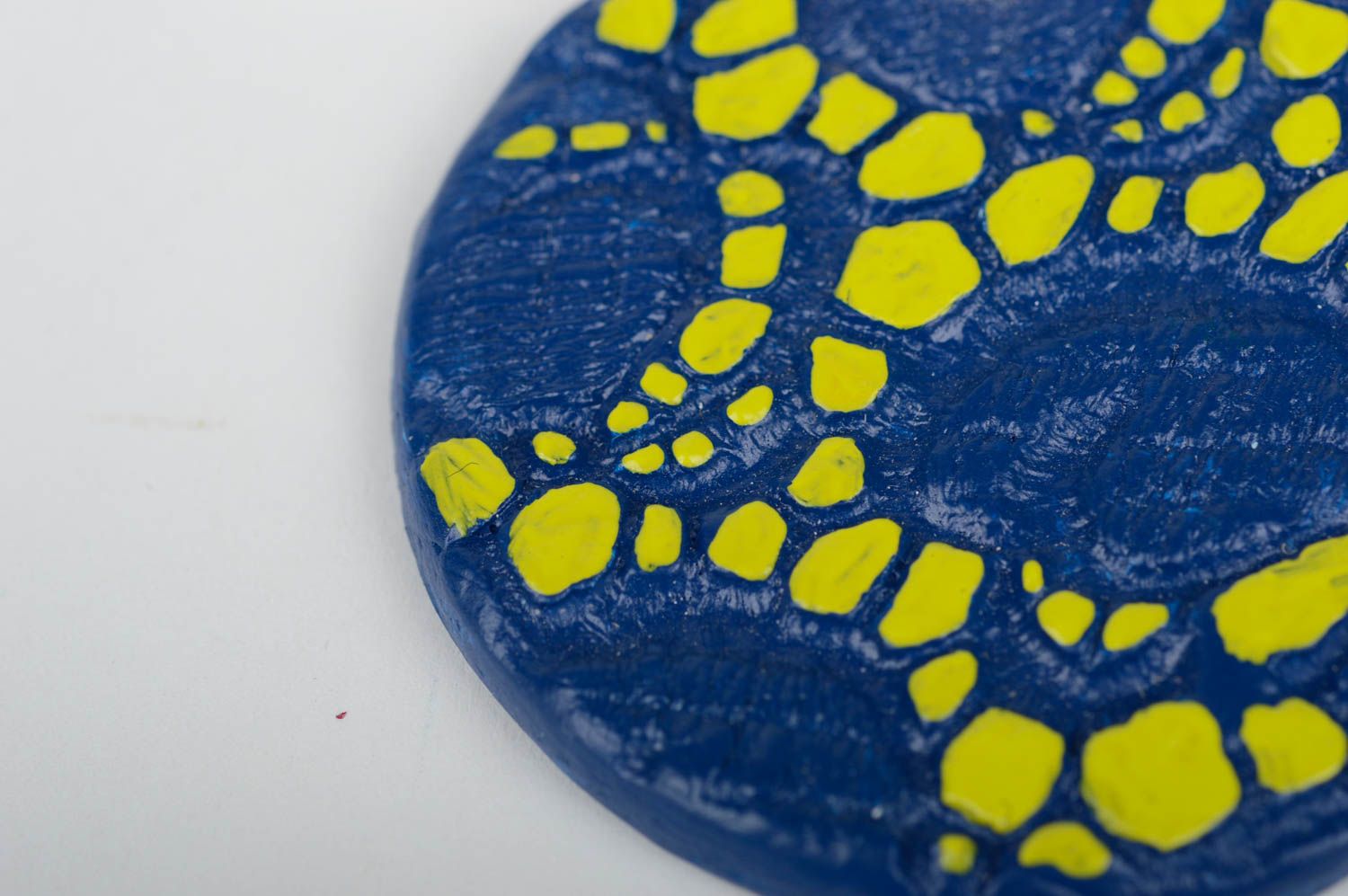 Игрушка на елку хэнд мэйд декор для дома игрушка из глины сине-желтая круглая фото 4