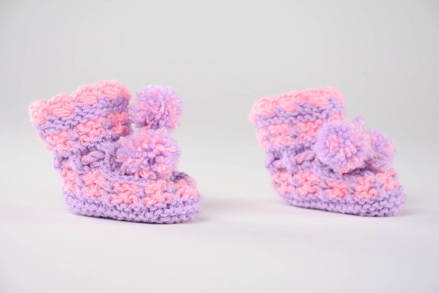 Chaussons de bébé tricotés roses faits main photo 1