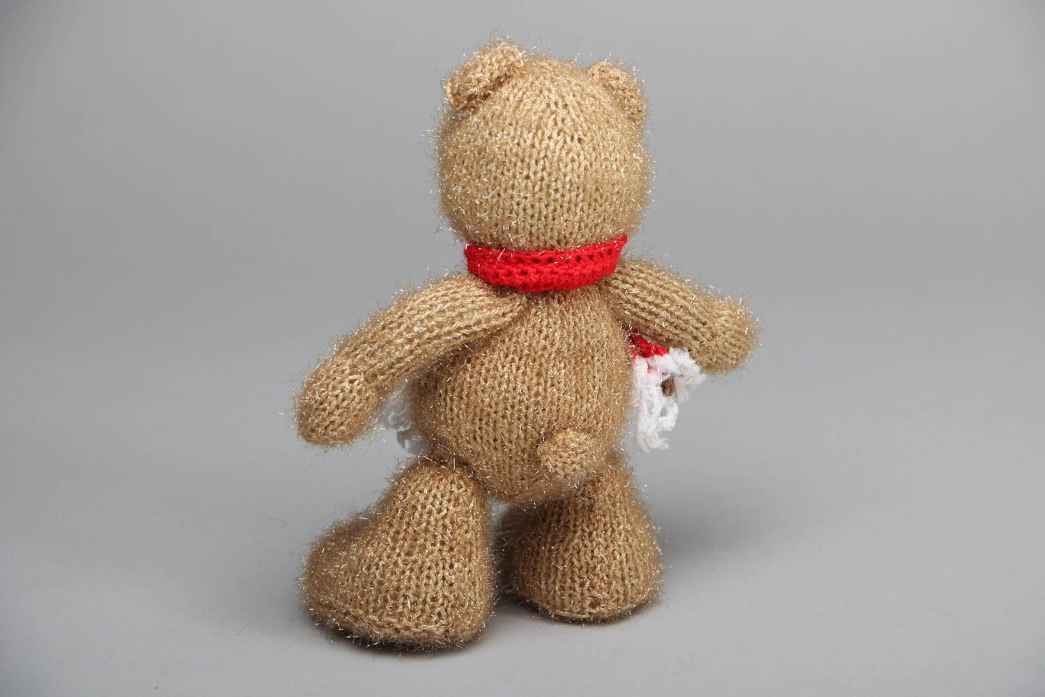 Очаровательная вязаная игрушка ручной работы в виде медвежонка фото 3